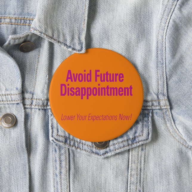 Badge Rond 10 Cm Éviter la future déception Orange (En situation)