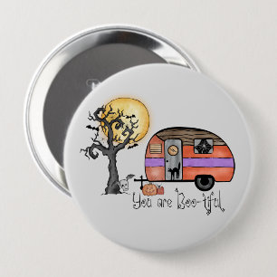 Badge Rond 10 Cm Halloween Camping   Vous êtes indigne