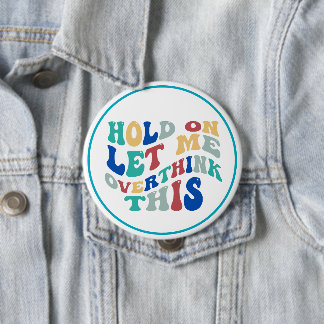 Badge Rond 10 Cm Hold On, Let Me Overthink This Funny, Relatable