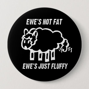 Badge Rond 10 Cm Le FAT de la BREBIS PAS, le T-shirt PELUCHEUX