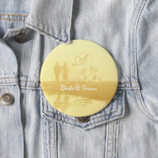 Badge Rond 10 Cm Mariage de la plage de Coeur Jaune (En situation)