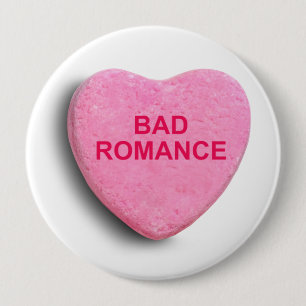 BADGE ROND 10 CM MAUVAIS COEUR ROMAN DE SUCRERIE