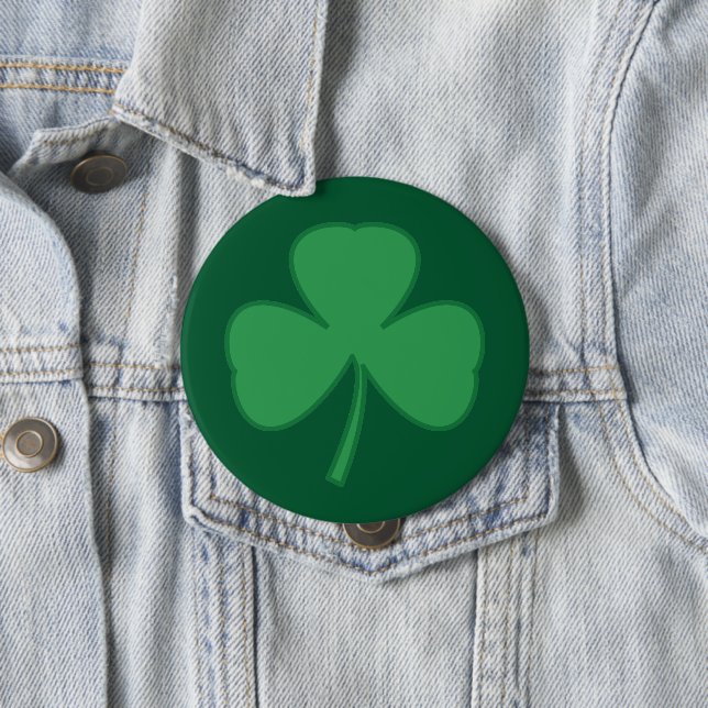 Badge Rond 10 Cm Petite broche du bouton Shamrock (En situation)