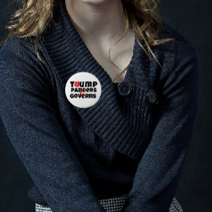 Badge Rond 10 Cm slogan de protestation anti-Trump rouge noir