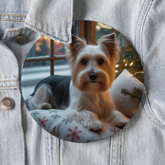 Badge Rond 15,2 Cm Biewer Terrier With Christmas Lights Holiday (En situation)