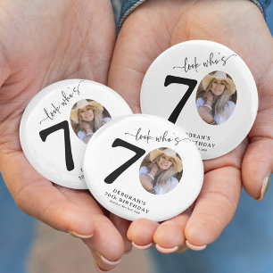Badge Rond 15,2 Cm Drôle 'Look Who's 70' Elégant 70ème anniversaire