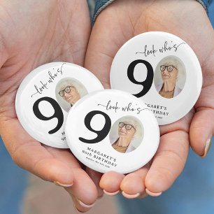 Badge Rond 15,2 Cm Drôle 'Regardez qui a 90 ans' Élégant 90e Annivers