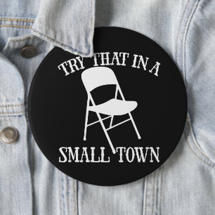 Badge Rond 15,2 Cm Essayez cela dans une chaise pliante de petite vil