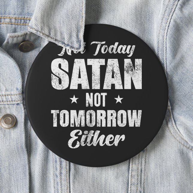Badge Rond 15,2 Cm Pas Aujourd'Hui Satan Pas Demain (En situation)