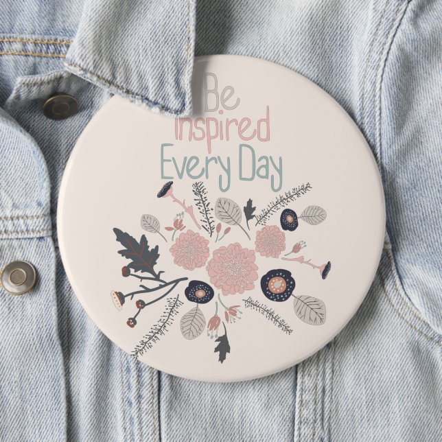 Badge Rond 15,2 Cm S'Inspirer Chaque Jour De Fleurs Roses (En situation)