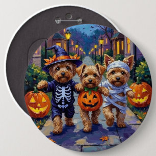 Badge Rond 15,2 Cm Yorkipoo faisant Trick-or-Treat dans des costumes