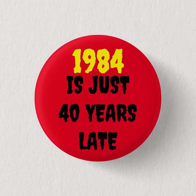 BADGE ROND 2,50 CM 1984 EST JUSTE 40 ANS DE TARD (Devant)