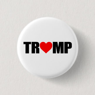 BADGE ROND 2,50 CM ""ATOUT" ÉCRIT AVEC LE COEUR "