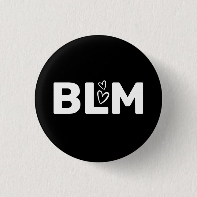 Badge Rond 2,50 Cm BLM avec Typographie des Coeurs blancs sur Noir (Devant)