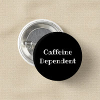 Bouton à revers dépendant de la caféine drôle pour