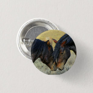 Badge Rond 2,50 Cm Bouton des chevaux sauvages Touchant le nez