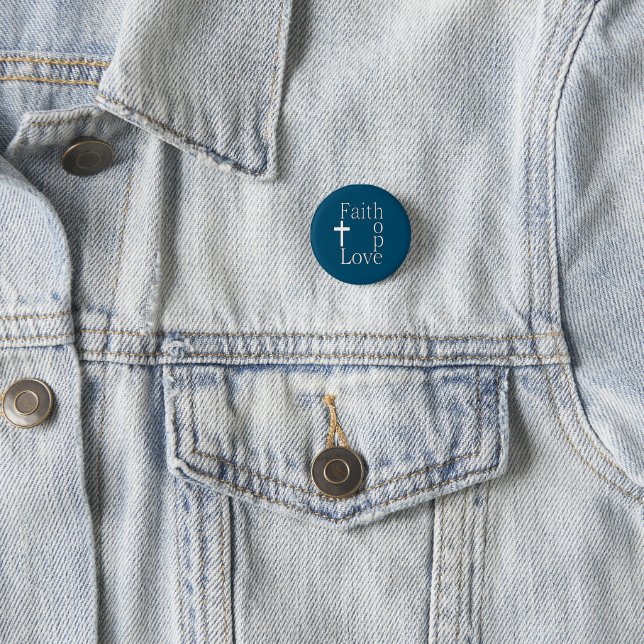 Badge Rond 2,50 Cm Citation chrétienne "Faith Hope Love" (En situation)