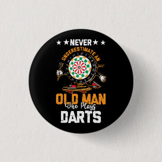 Badge Rond 2,50 Cm Dart Player Ne Sous-Estime Jamais Un Vieux Homme Q