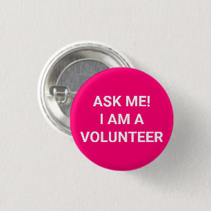 Badge Rond 2,50 Cm Demandez-moi Je suis bénévole blanc et rose chaud