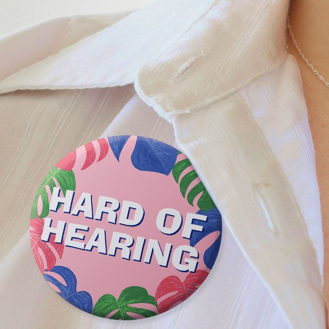 Badge Rond 2,50 Cm Difficile d'entendre des Feuilles féministes roses (Mockup of badge on women's blouse)