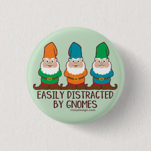 Badge Rond 2,50 Cm Facilement distrait par des gnomes