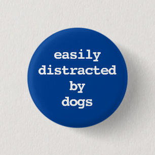 Badge Rond 2,50 Cm facilement distrait par la typographie des chiens