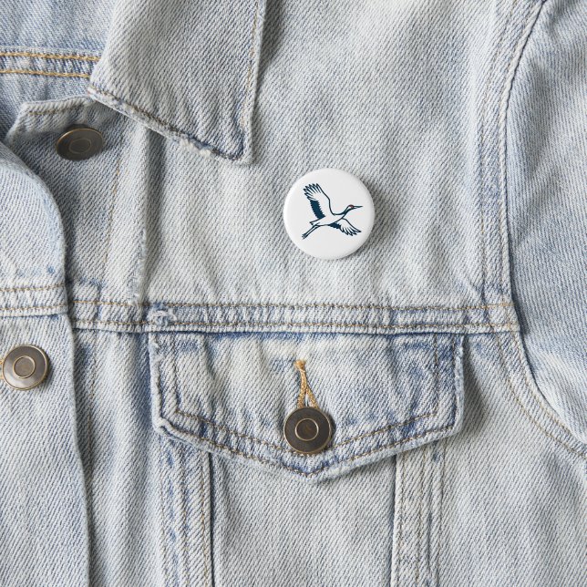Badge Rond 2,50 Cm Flying Crane – Minimal Japanese Icon (En situation)