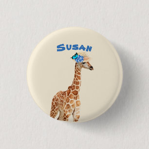 Badge Rond 2,50 Cm Girafe dans un chapeau avec un bouton papillon ble