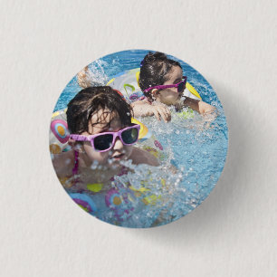 Badge Rond 2,50 Cm HAMbWG - Bouton Carré - 2 filles lil dans le pool