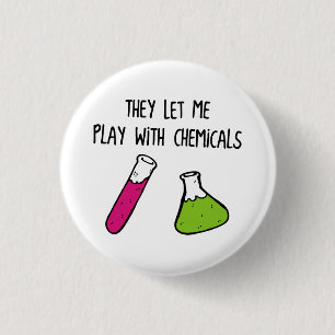 Badge Rond 2,50 Cm Ils me laissent jouer avec les produits chimiques