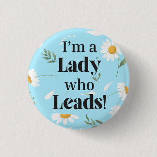 Badge Rond 2,50 Cm Je suis une dame qui dirige le bouton (Daisy)