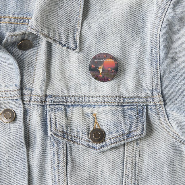 Badge Rond 2,50 Cm L'amour transcende le multivers (En situation)