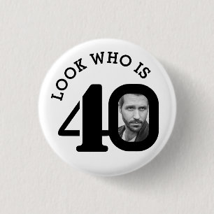 Badge Rond 2,50 Cm Look who is 40 photo black and white button/badge