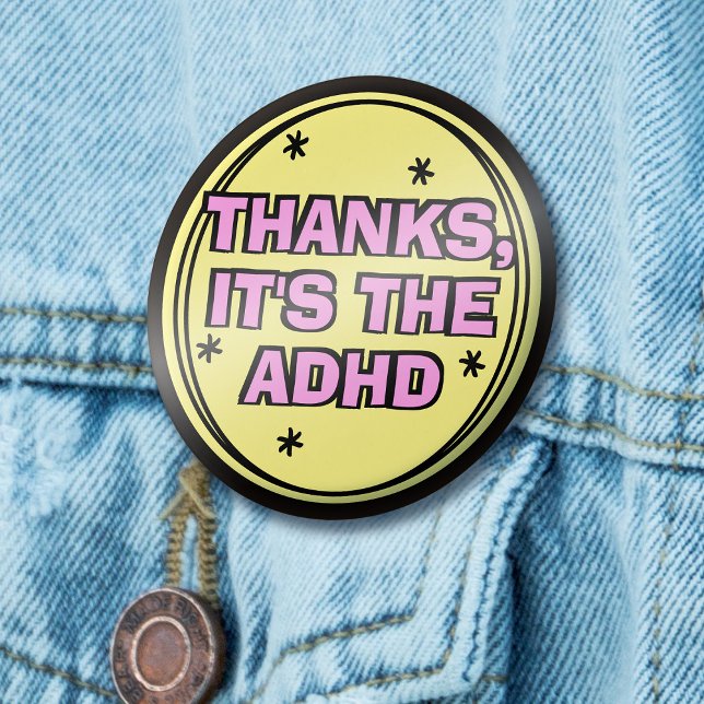 Badge Rond 2,50 Cm Merci C'est le TDAH Yellow Pink Retro Slogan (Mockup of pin on denim jacket)