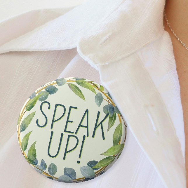 Badge Rond 2,50 Cm Parlez à maman difficile d'entendre vert botanique (Mockup of pin on woman's blouse)