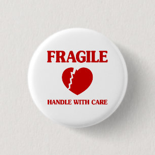 Badge Rond 2,50 Cm Poignée Cardiaque Fragile Avec Soin