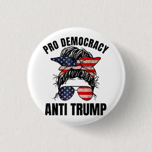 Badge Rond 2,50 Cm Pro Democracy - Anti Trump Messy Bun drapeau améri