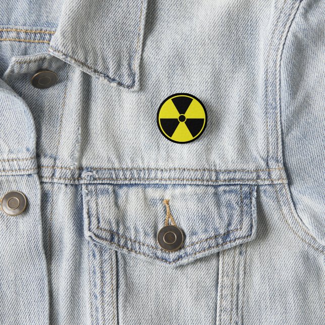 Badge Rond 2,50 Cm Symbole de rayonnement nucléaire (En situation)