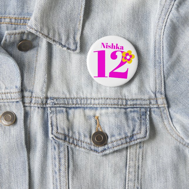 Badge Rond 5 Cm 12e anniversaire filles bouton rose/badge (En situation)