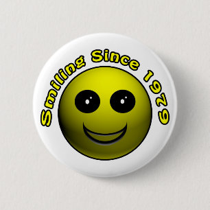Badge Rond 5 Cm 30ème Cadeaux d'anniversaire, souriant depuis 197