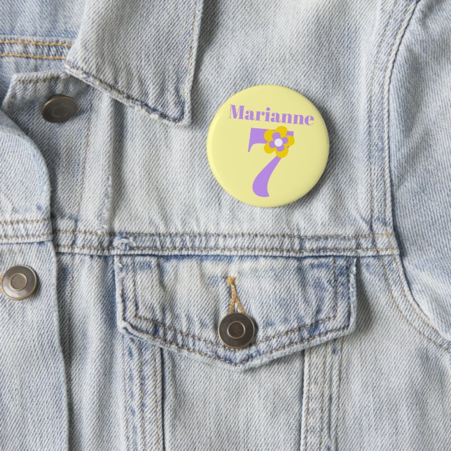 Badge Rond 5 Cm 7e fête d'anniversaire filles jaune violet (En situation)