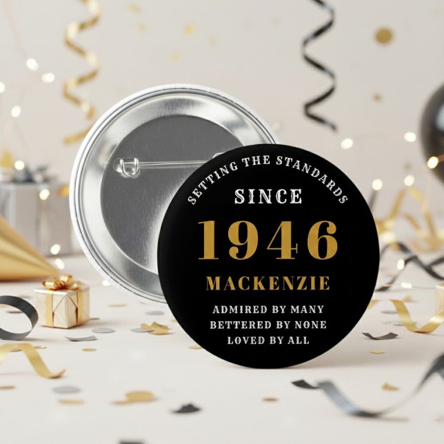 Badge Rond 5 Cm 80th Birthday 1946 Elegant Chic Black Gold (Born 1946 button badge. Background out of focus.)