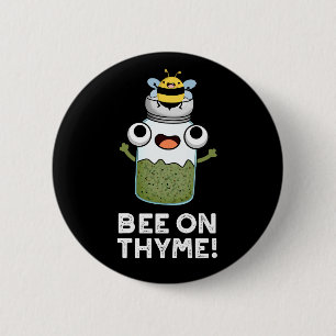 Badge Rond 5 Cm Abeille Sur Thyme Funny Herb Insect Pun Dark BG