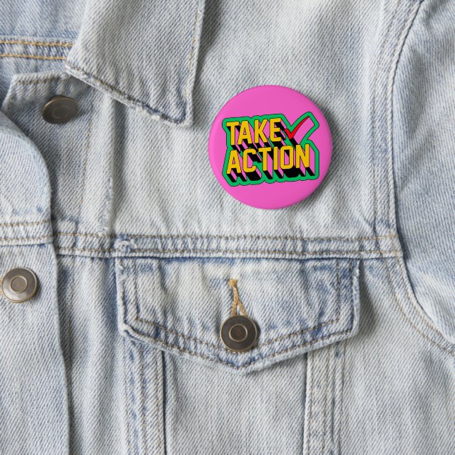 Badge Rond 5 Cm Agir Activisme Pin Rose Jaune & Vert (En situation)