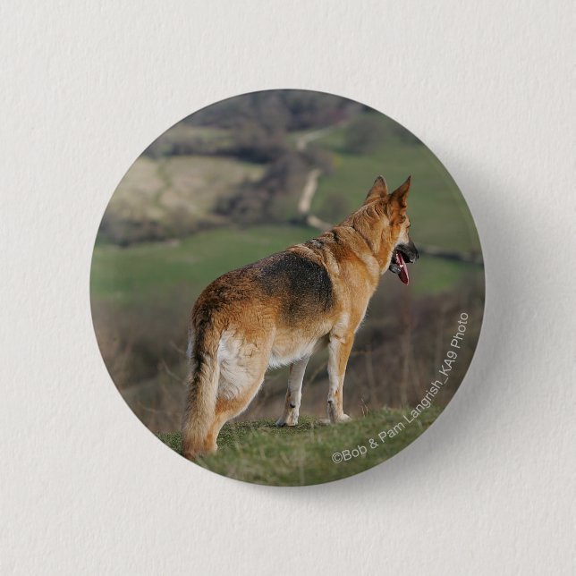Badge Rond 5 Cm Allemand Shephard regardant en bas de la colline (Devant)