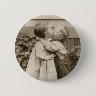 Badge Rond 5 Cm Amour vintage Photo d'enfants s'embrassant dans un