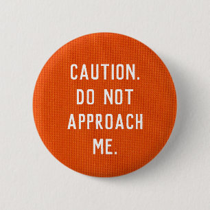 Badge Rond 5 Cm Attention. Ne pas m'approcher.