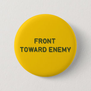 BADGE ROND 5 CM AVANT VERS L'ENNEMI
