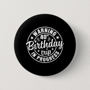 Badge Rond 5 Cm Avertissement 40e anniversaire Voyage en cours Drô