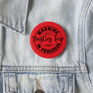 Badge Rond 5 Cm Avertissement Besties Voyage en cours Noir sur Rou